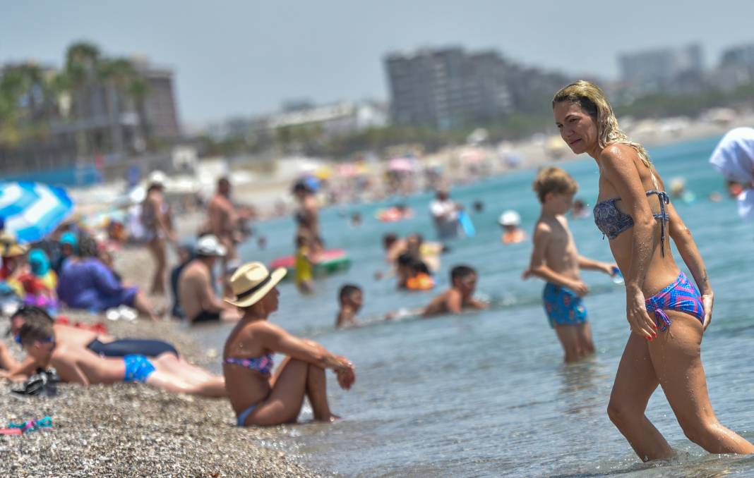 Antalya'da sıcaklık 43,7 dereceye yükseldi. Vatandaşlar sahile akın etti 15